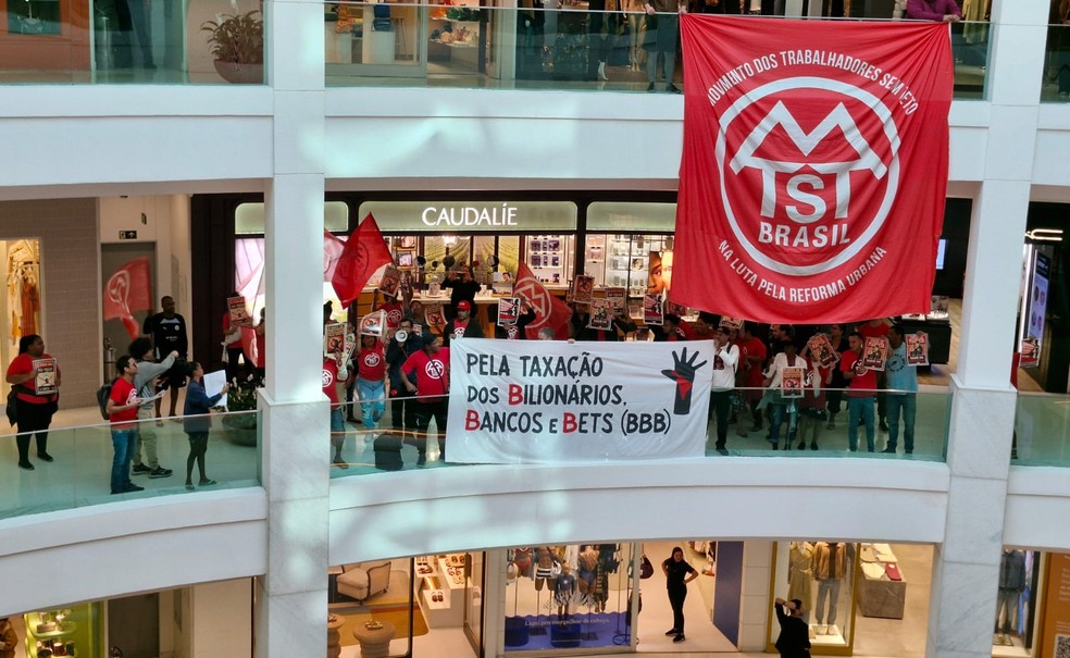Protesto no Shopping Leblon cobra taxação de bilionários, bancos e bets — Foto: Comunicação MTST