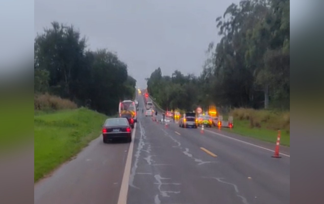 Motociclista fica gravemente ferido após acidente com carreta na SP-255 em Avaré