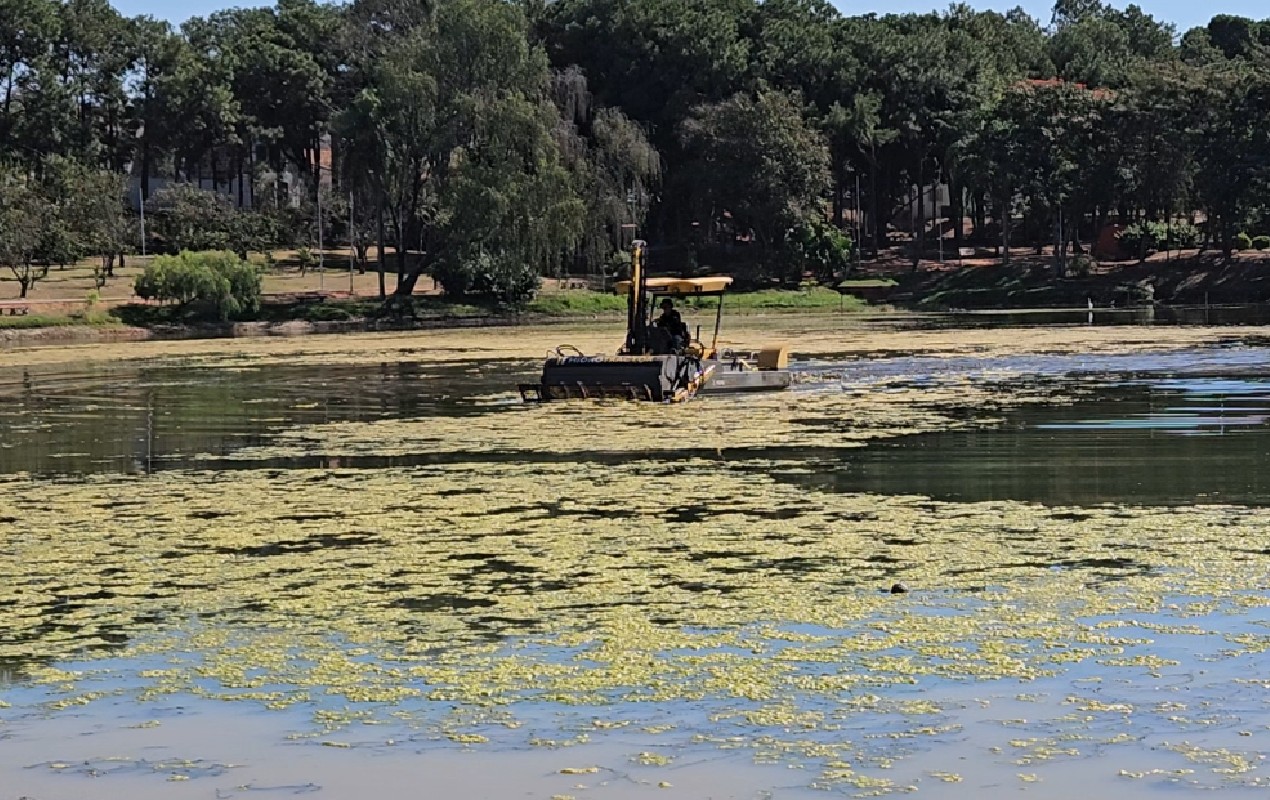 Prefeitura inicia limpeza de plantas aquáticas no lago J.K Willians em Garça