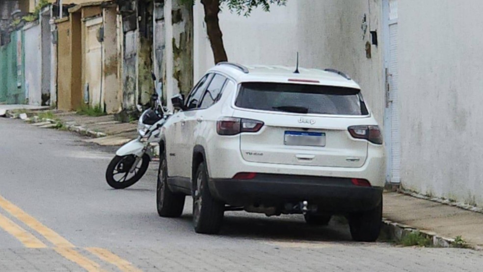 Carro oficial do presidente do Creci-CE, um Jeep Compass, no município de Acaraú — Foto: Reprodução