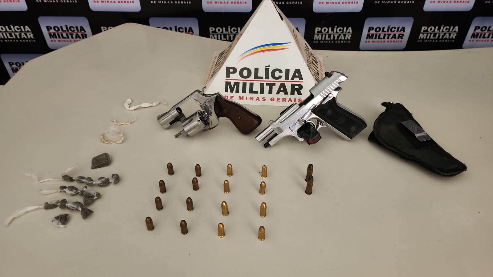 PM apreende armas escondidas dentro de galinheiro em Tarumirim 