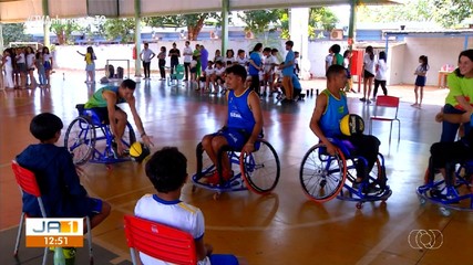Alunos de escolas públicas participam de esporte adaptados com paratletas