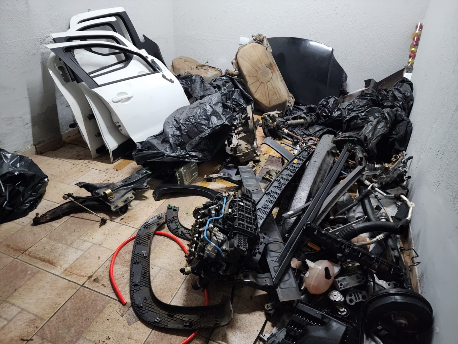 Desmanche de veículos é localizado dentro de casa alugada em Limeira