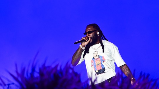 Burna Boy conquista fãs de Travis Scott com batidas africanas pesadas e irresistíveis - Cantor nigeriano se apresentou no The Town na noite que tem o rapper como atração principal. Ele mostrou presença de palco e som pulsante.