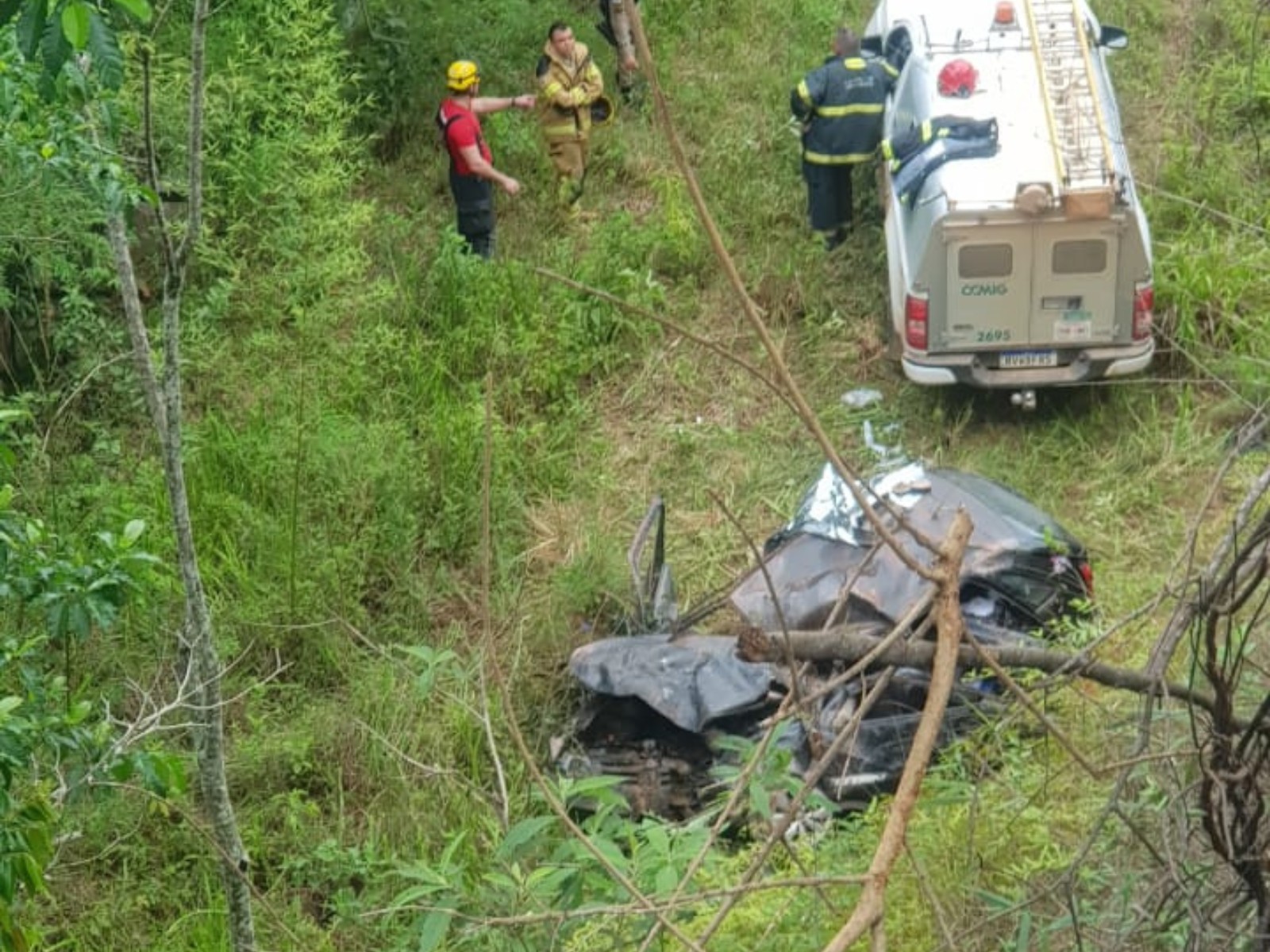 Idosa morre e três pessoas ficam feridas após carro cair em barranco na MGC-120