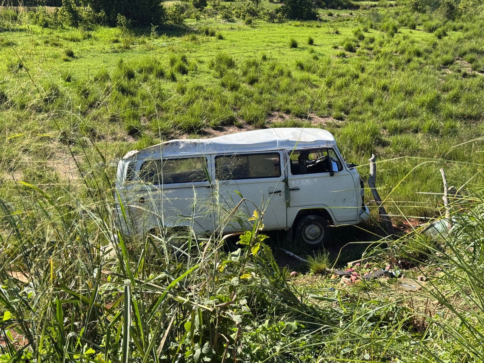 Mulher morre após carro colidir e sair da pista na BR-101 na Grande Natal