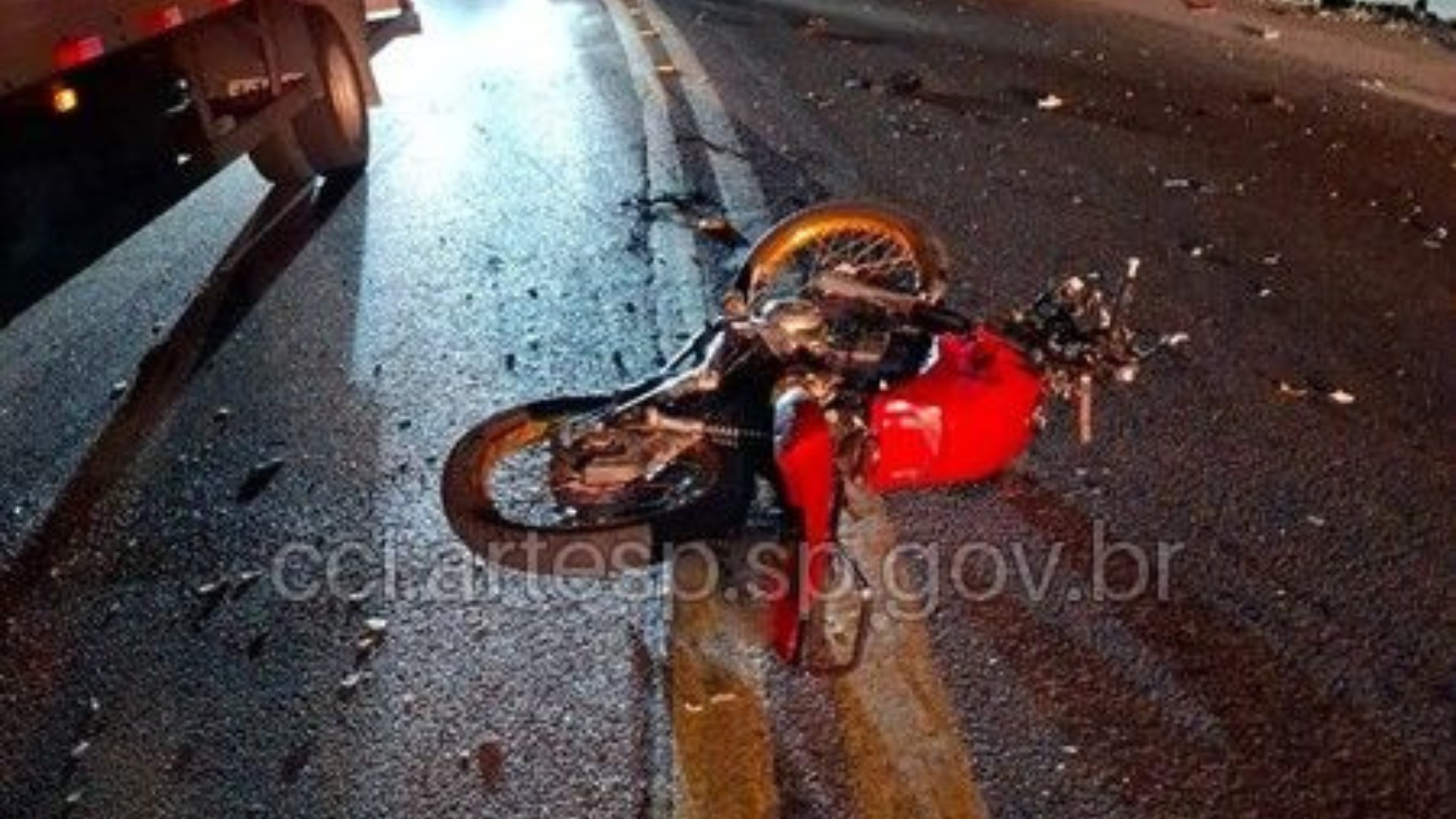 Motociclista morre após bater de frente com caminhão na Rodovia Raposo Tavares em São Roque 