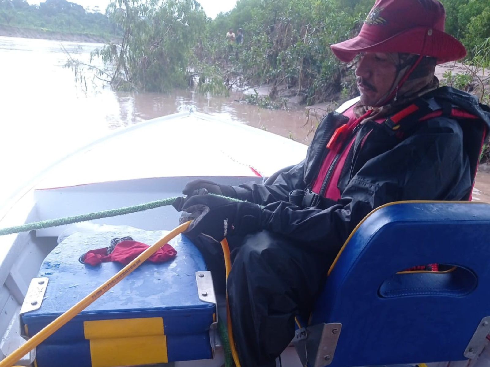 Com mergulhadores, buscas por criança de 2 anos desaparecida em rio no AC entram no segundo dia