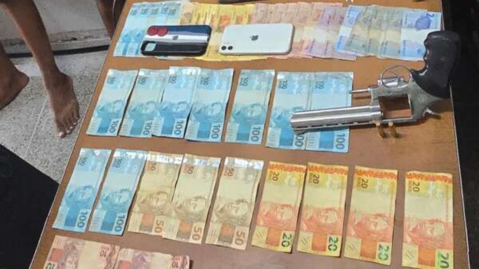 Polícia encontrou drogas, dinheiro e armas durante apreensão de adolescente envolvido na morte de turista de São Paulo, na Vila de Jericoacoara. — Foto: Polícia Militar/ Divulgação