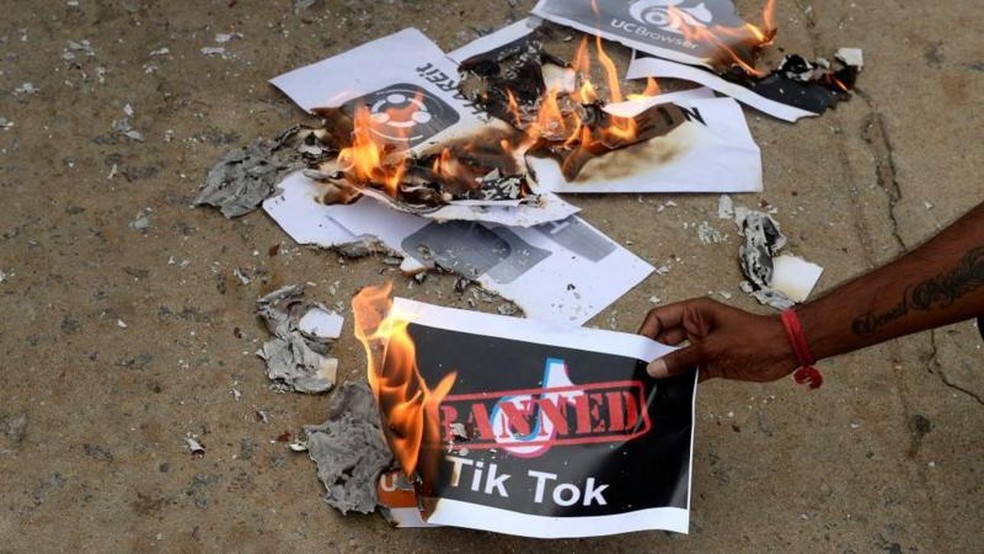 A decisão do governo indiano de proibir o TikTok foi apoiada por alguns protestos nas ruas contra o aplicativo — Foto: Getty Images via BBC