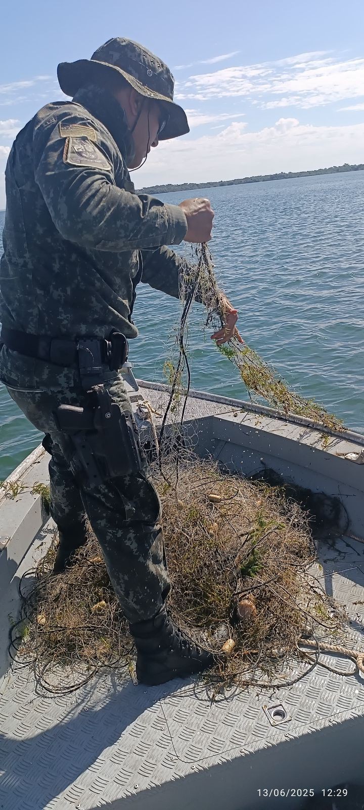 Fiscalização apreende 250 metros de redes de pesca irregulares no Rio Paraná, em Presidente Epitácio