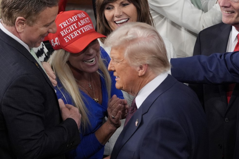 Marjorie Taylor Greene ao lado do presidente Donald Trump em 4 de março de 2025 — Foto: AP Photo/J. Scott Applewhite