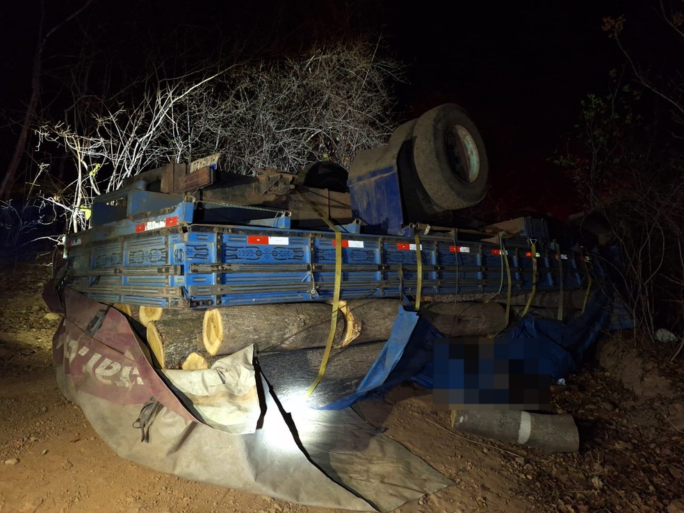 Caminhão carregado de madeira capota e deixa dois mortos no Piauí — Foto: Divulgação/PMPI