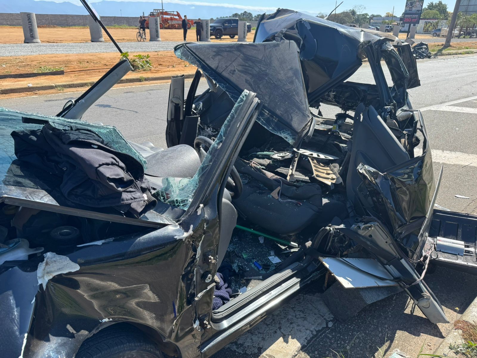 Casal é resgatado das ferragens após carro ser prensado em acidente em Taubaté