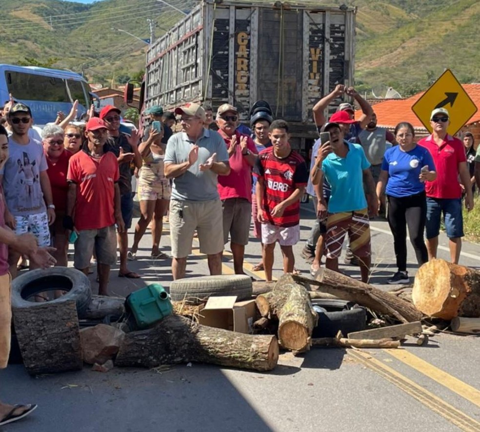 Moradores bloquearam trecho de rodovia para cobrar por segurança no trânsito no distrito de Dom Quintino, no Crato. — Foto: Edison Freitas/ SVM
