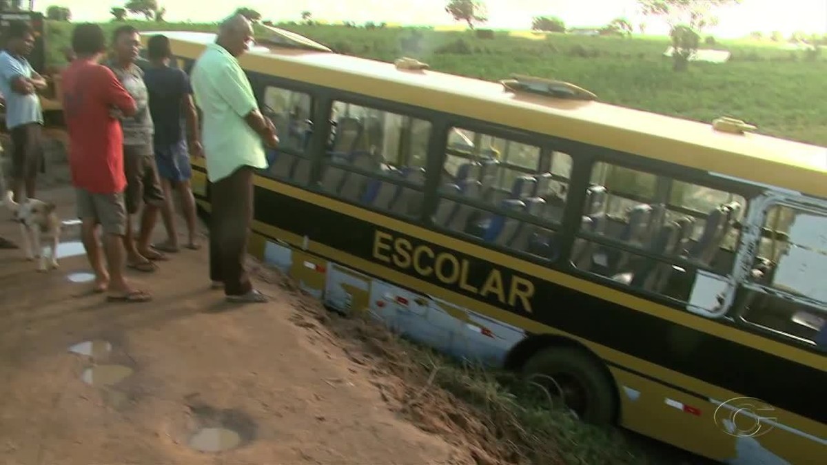 Micro-ônibus que transportava crianças para a escola sai da pista