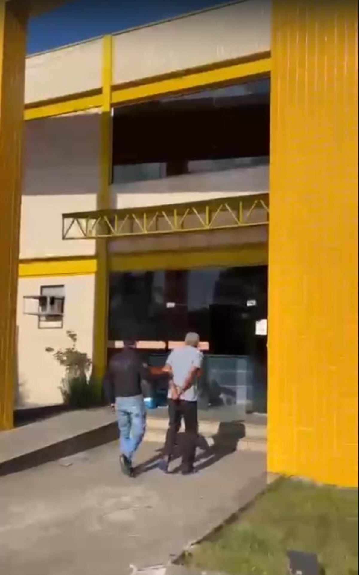 Foragido por roubo é preso dentro de ônibus na Via Dutra, em Resende