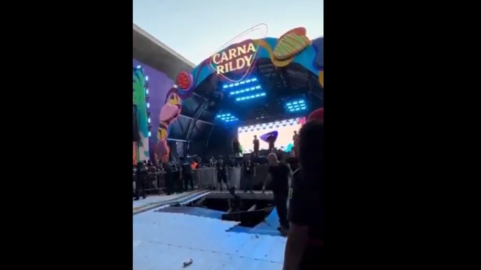 Parte do piso do CarnaRildy cede na Cidade das Artes, no Rio; VÍDEO 