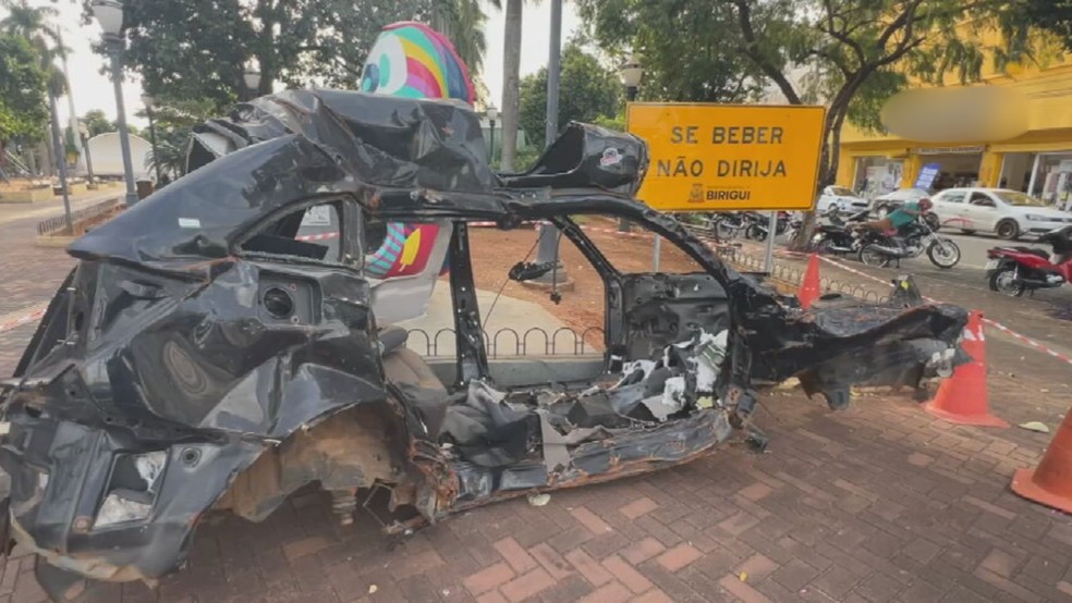 Carros danificados foram expostos em Birigui (SP) — Foto: Reprodução/TV TEM