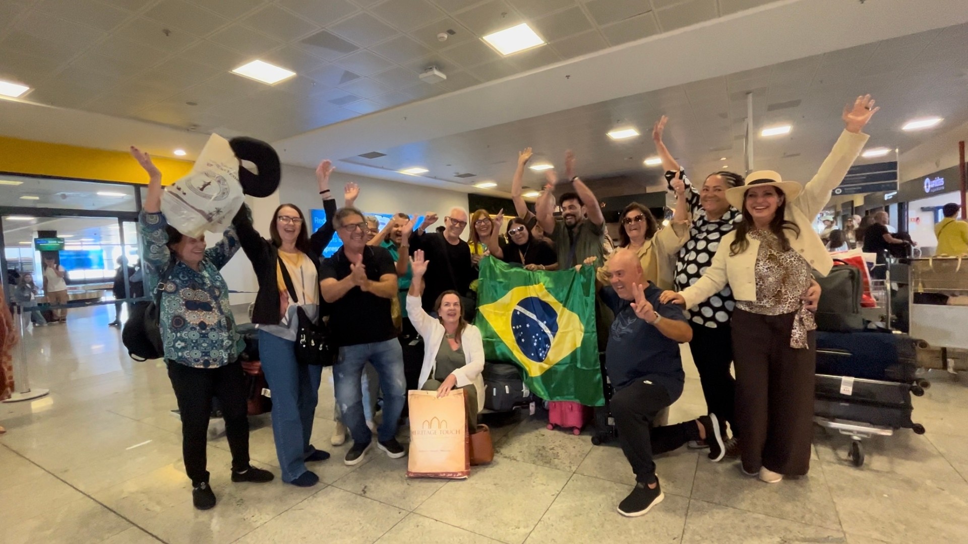 Grupo de 21 brasileiros que ficou em cruzeiro parado em meio à guerra no Oriente Médio volta ao ES: 'estamos no céu'