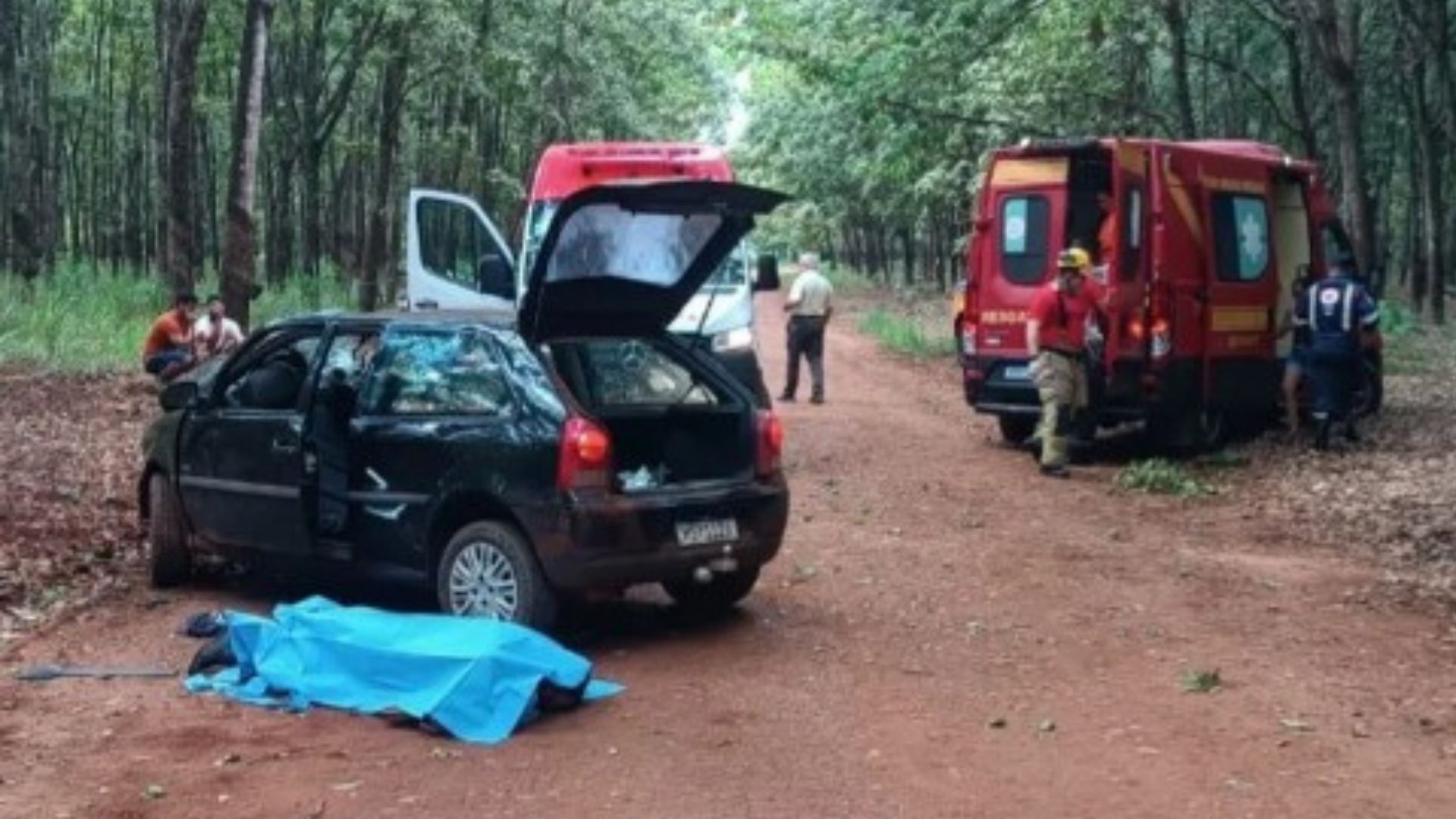 Carro bate em árvore e deixa um morto e quatro feridos na zona rural de MG