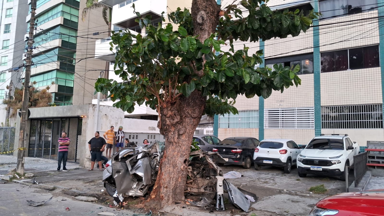 Polícia procura homem e mulher suspeitos de assaltar vítimas de acidente que deixou seis mortos após carro bater em árvore no Recife