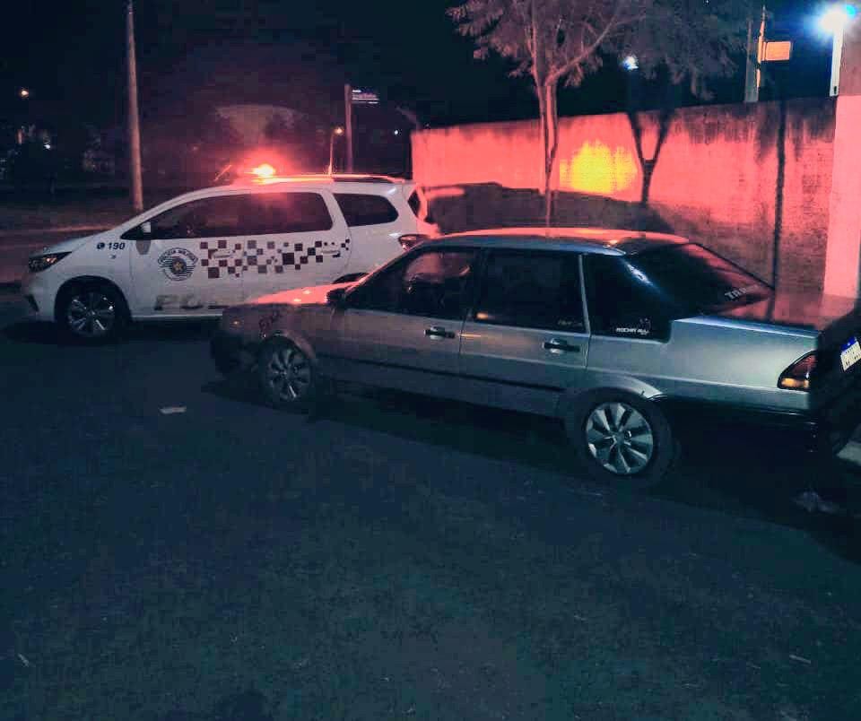 Carro furtado apresenta falha mecânica, é abandonado em via e dupla acaba presa por furto qualificado em Santa Mercedes