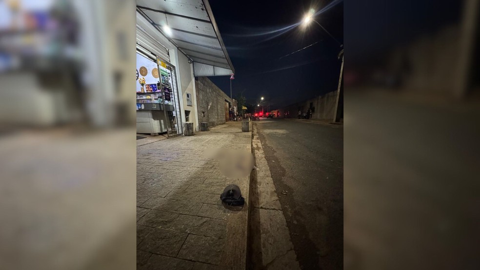 Vítima recebeu golpes de faca nas costas  — Foto: Mauro Barbosa/Divulgação