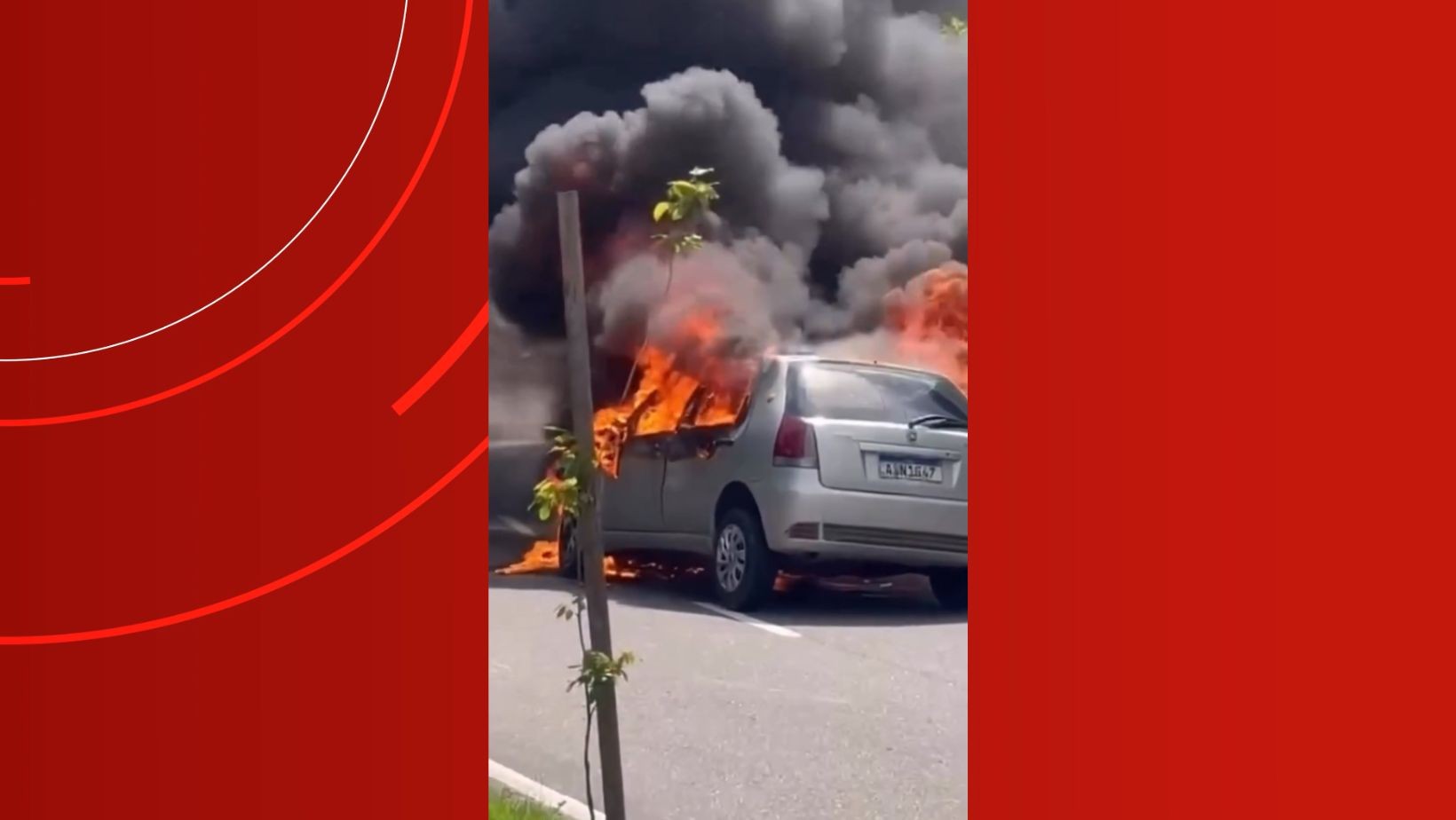 Carro fica destruído após pegar fogo na Avenida Jacira Reis, em Manaus