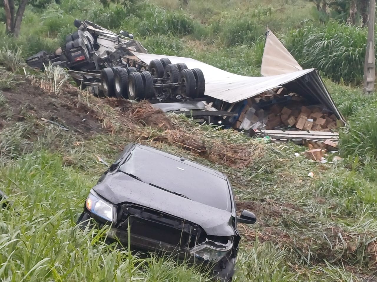 Colisão entre carro e carreta deixa duas pessoas feridas na Dutra, em Jacareí