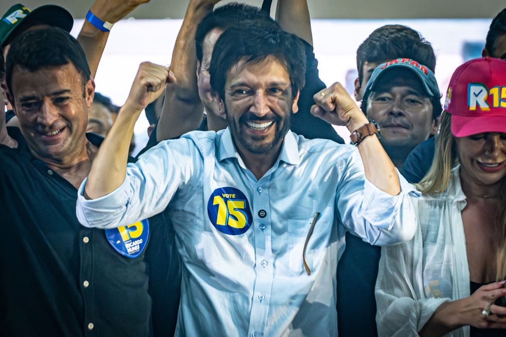 Ricardo Nunes (MDB) celebra a vit&oacute;ria no 2&ordm; turno para a prefeitura de S&atilde;o Paulo durante festa ap&oacute;s o resultado no Clube Banespa, na Zona Sul de S&atilde;o Paulo &mdash; Foto: F&aacute;bio Tito/g1