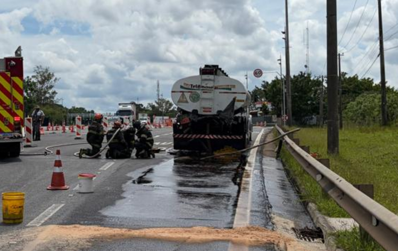 Acidente entre caminhão com diesel e carreta interdita Raposo Tavares em Araçoiaba da Serra