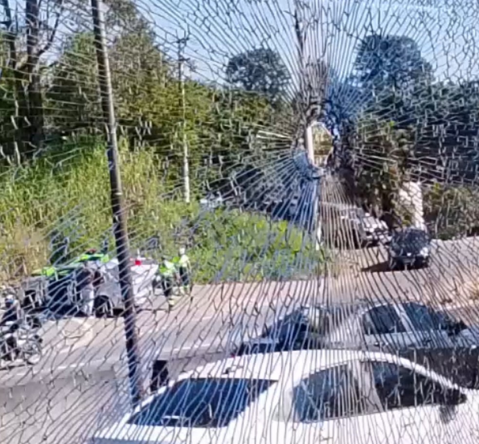 Ataque a ônibus da Rod. Raposo Tavares — Foto: Reprodução/Aconteceu em Cotia