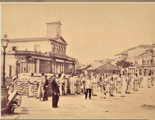 Imagem do arquivo das barcas do Rio mostra frente do cais transformada em trincheira durante Revolta da Armada — Foto: Reprodução/RJ2