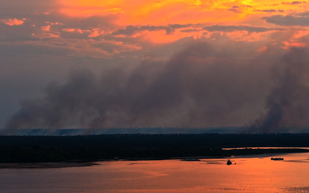 Incêndio de grandes proporções atingia uma área de vegetação no distrito de Cacau Pirêra, em Iranduba, no interior do Amazonas — Foto: Alcides Netto