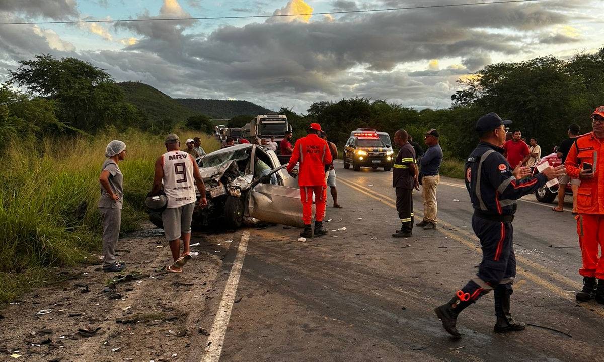 Batida entre van e caminhonete deixa 16 feridos na Bahia
