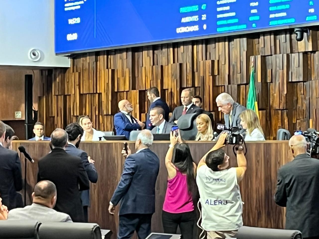 Com eleição questionada na Justiça e boicote da oposição, Douglas Ruas é eleito presidente da Alerj e deve assumir o governo do RJ