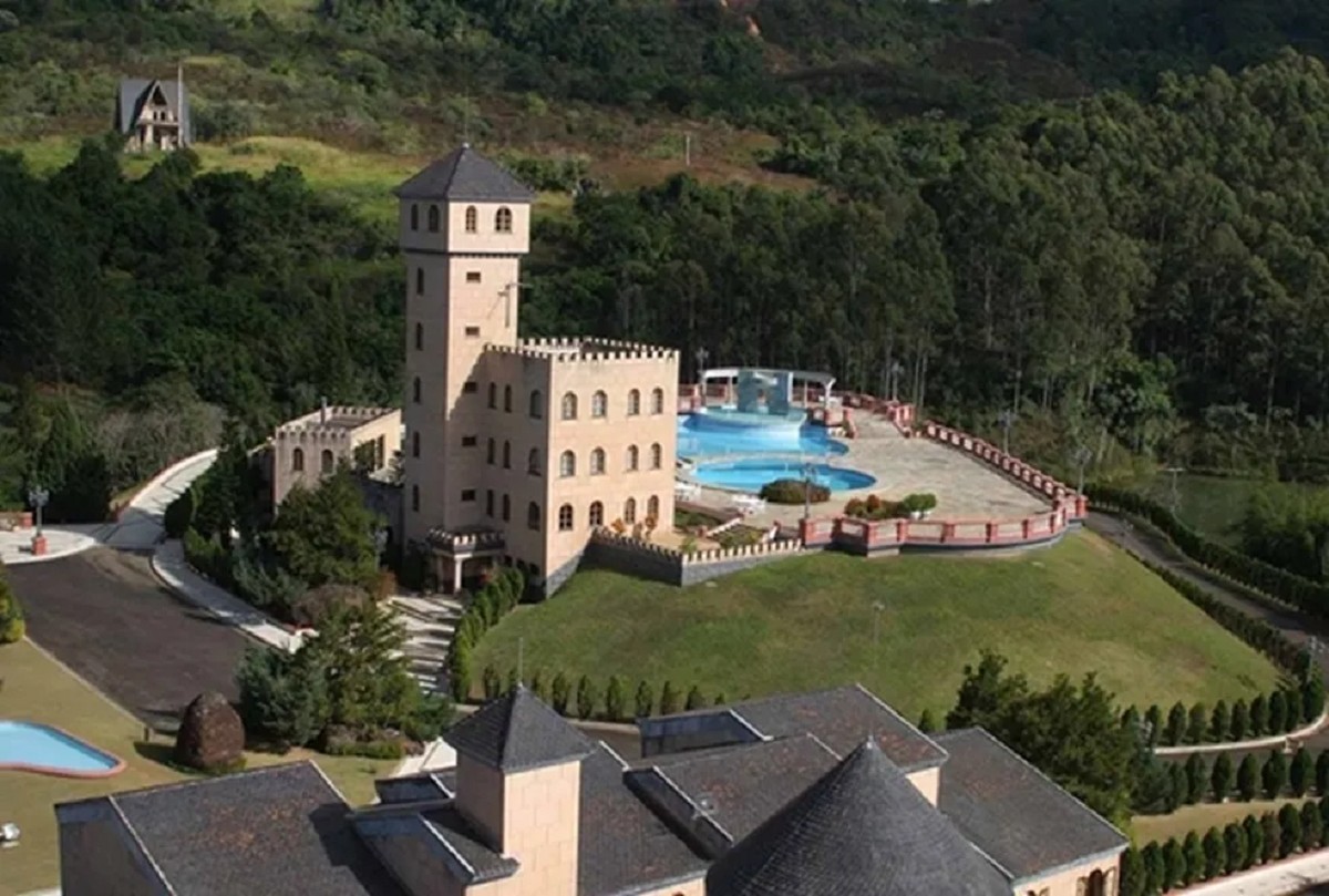 Área de 280 campos de futebol, 37 suítes e parque aquático: castelo construído por ex-deputado mineiro é vendido e vai virar resort de transplante capilar