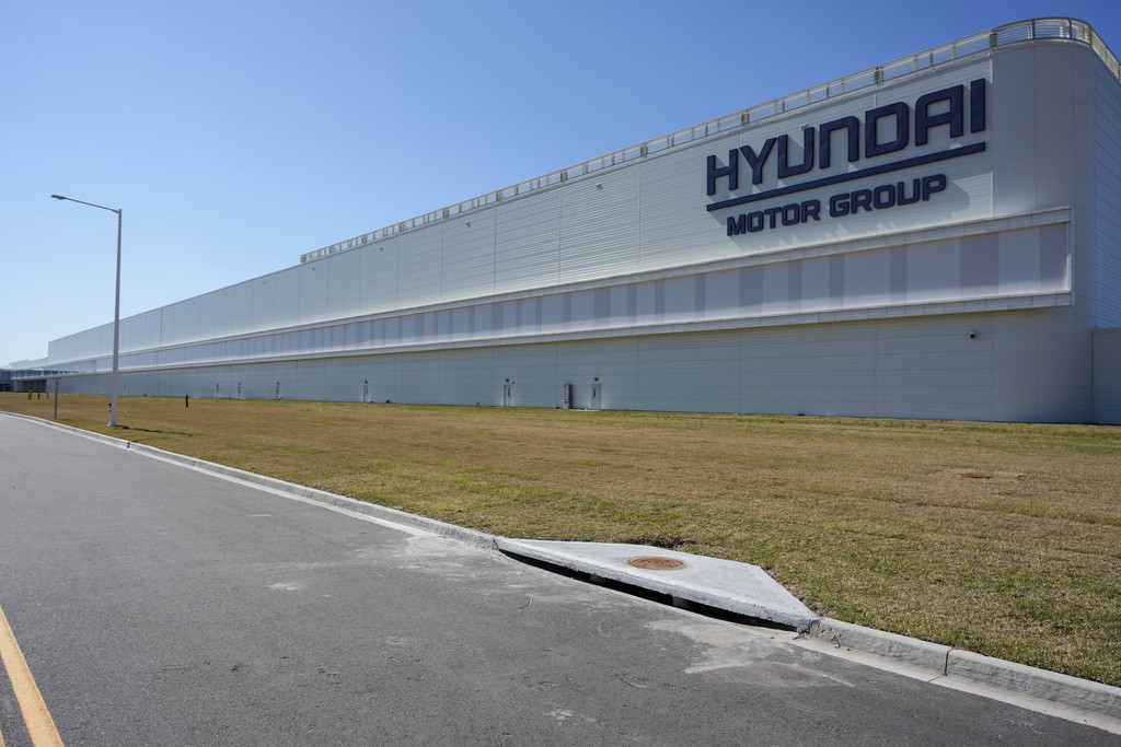 Governo Trump prende 475 imigrantes que trabalhavam em fábrica da Hyundai nos EUA