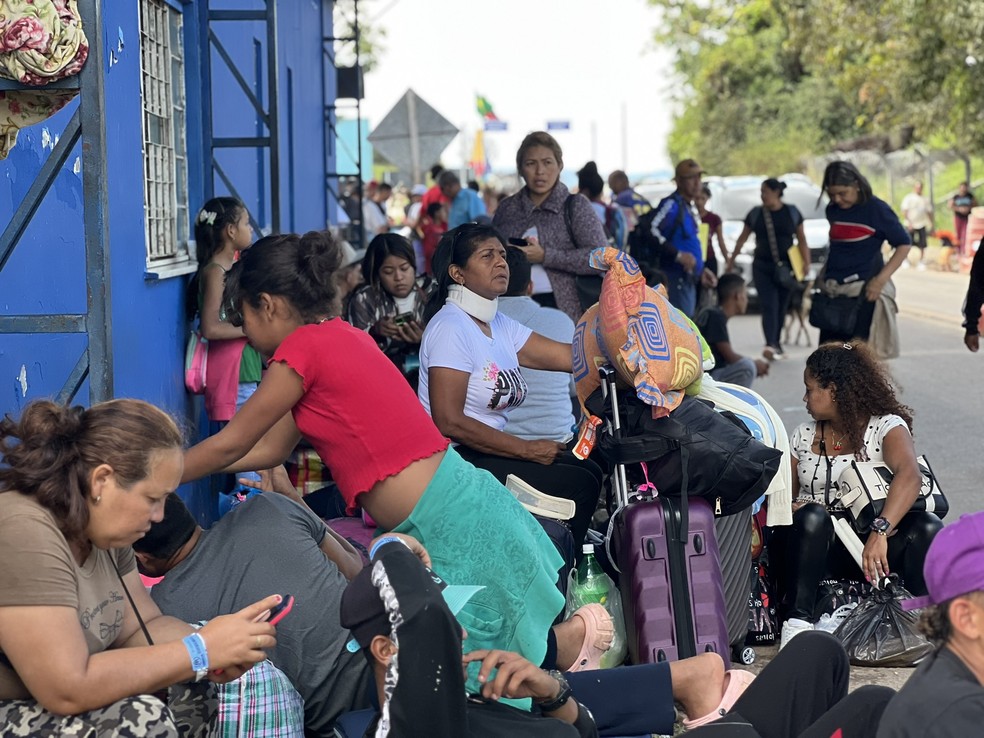 Migrantes se aglomeram para atendimento na Operação Acolhida, em Pacaraima, na fronteira com a Venezuela — Foto: Caíque Rodrigues/g1 RR