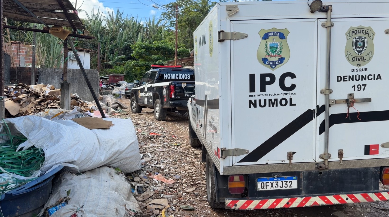 Mulher é encontrada enterrada em cova rasa após ser morta com golpes de faca e pauladas, em João Pessoa