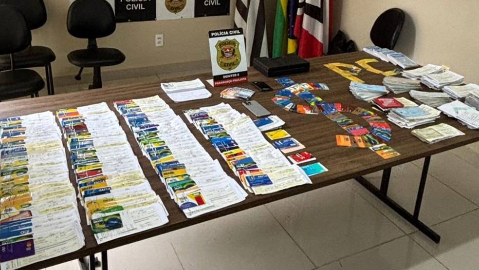 1 de 1
Polícia Civil apreende mais de 200 cartões em casa de suspeito de agiotagem em Paraguaçu Paulista (SP) — Foto: Polícia Civil/reprodução