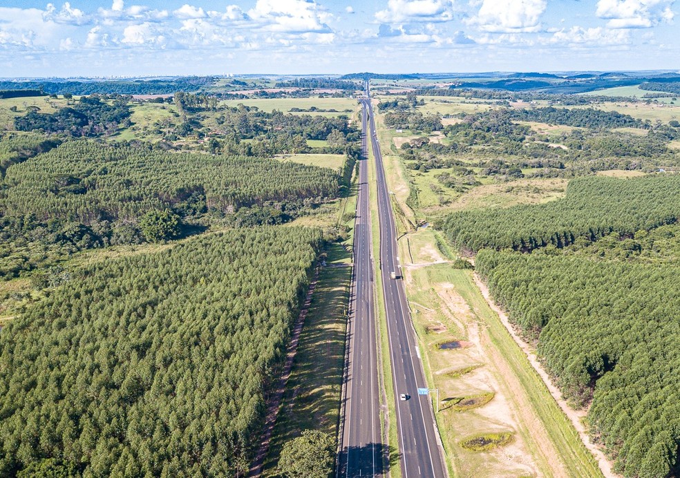 Obras interditam trecho da Rodovia Raposo Tavares, em Piquerobi (SP) — Foto: Cart