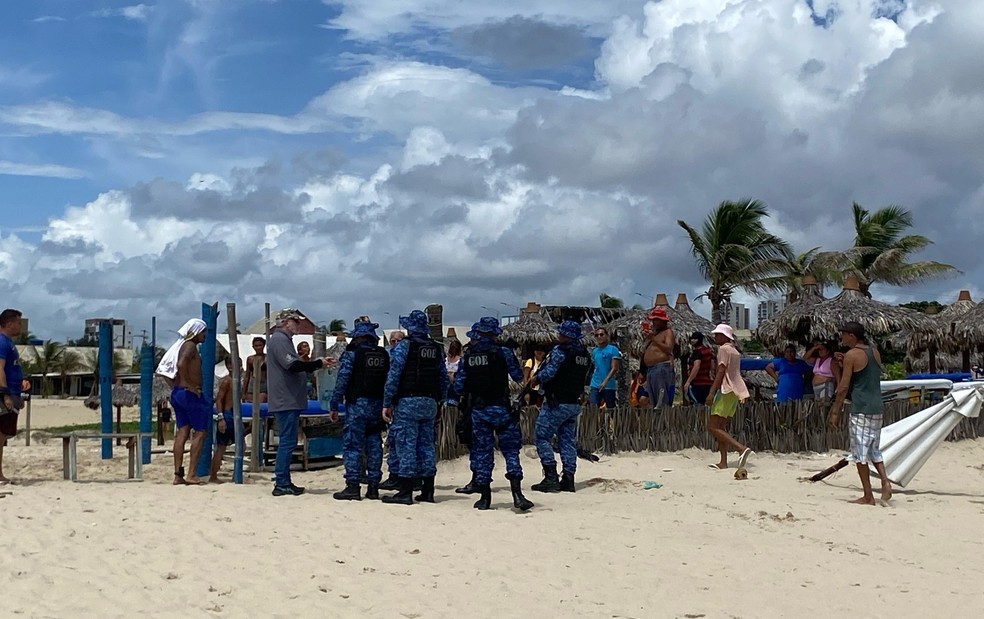 Operação retira parte de barracas na faixa de areia da Praia do Futuro, em Fortaleza — Foto: Nathally Kimberly/SVM