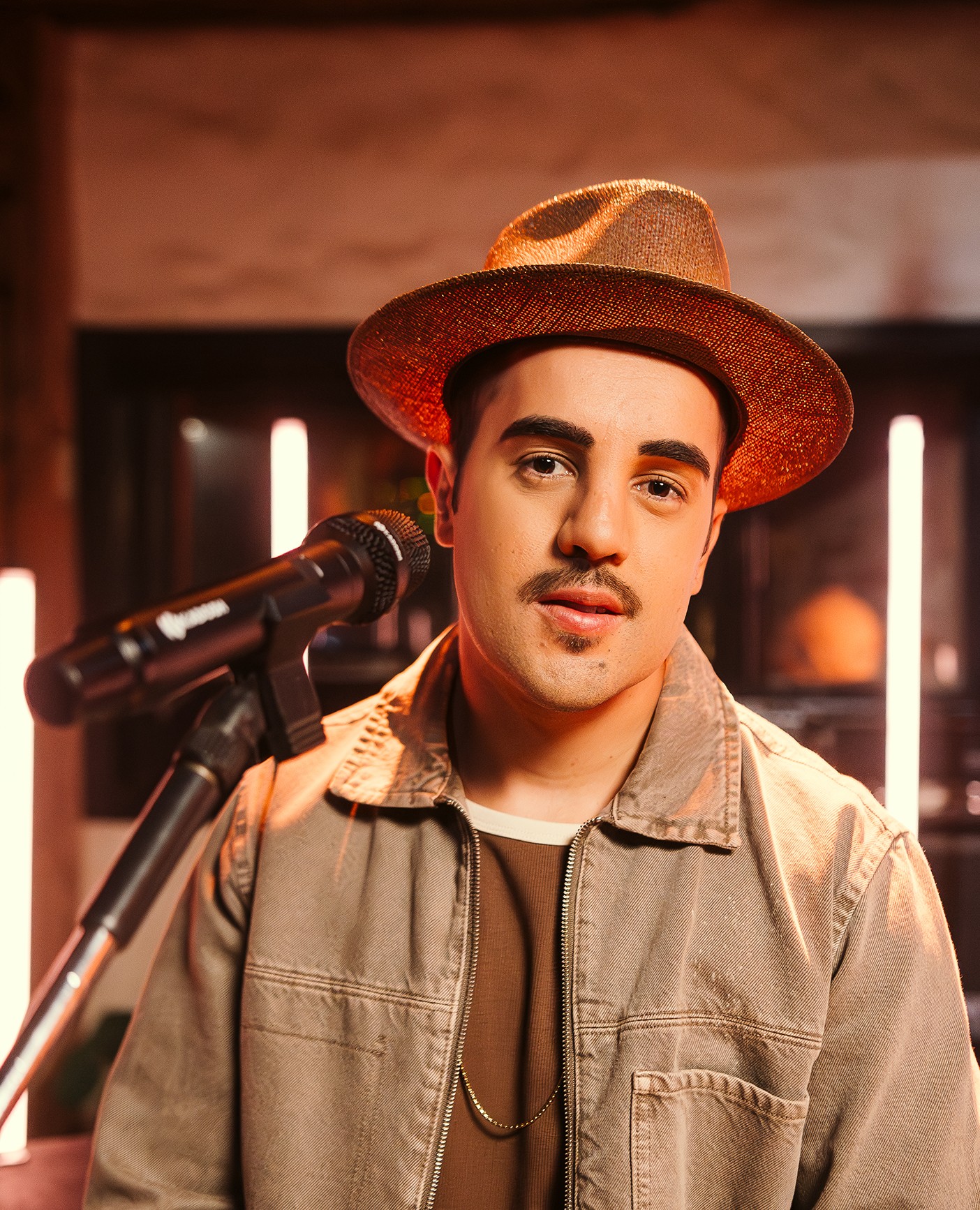 Rod Melim rebobina o repertório do álbum solo 'Inimaginável' em registro acústico audiovisual feito em estúdio