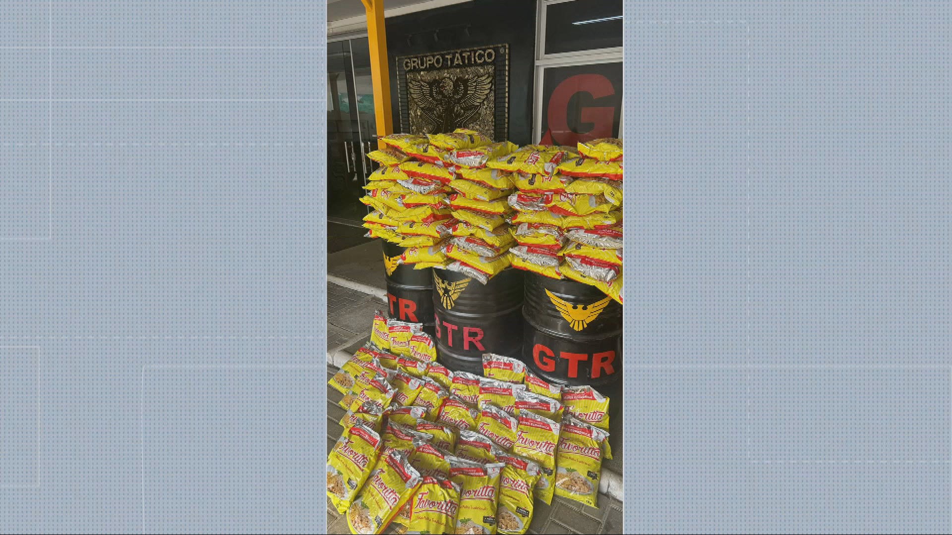 Três suspeitos são presos com cerca de 200kg de batata palha furtada de caminhão