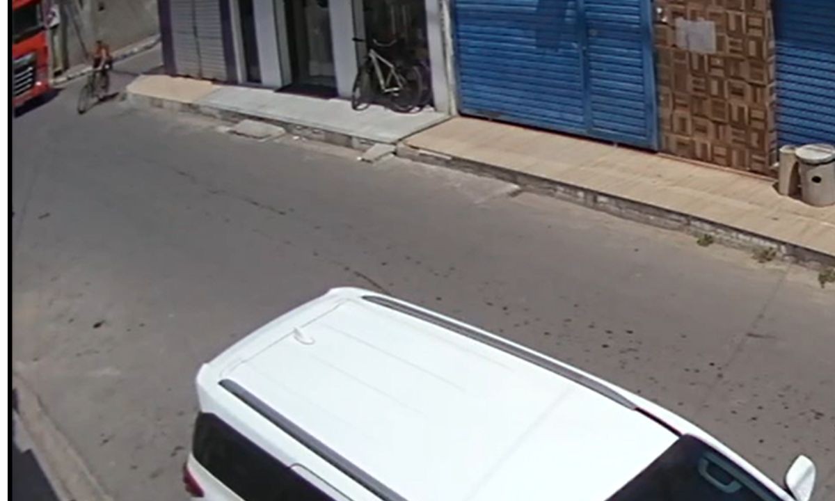 VÍDEO: mulher morre após ser atropelada por caminhão enquanto levava filho para escola em Feira de Santana