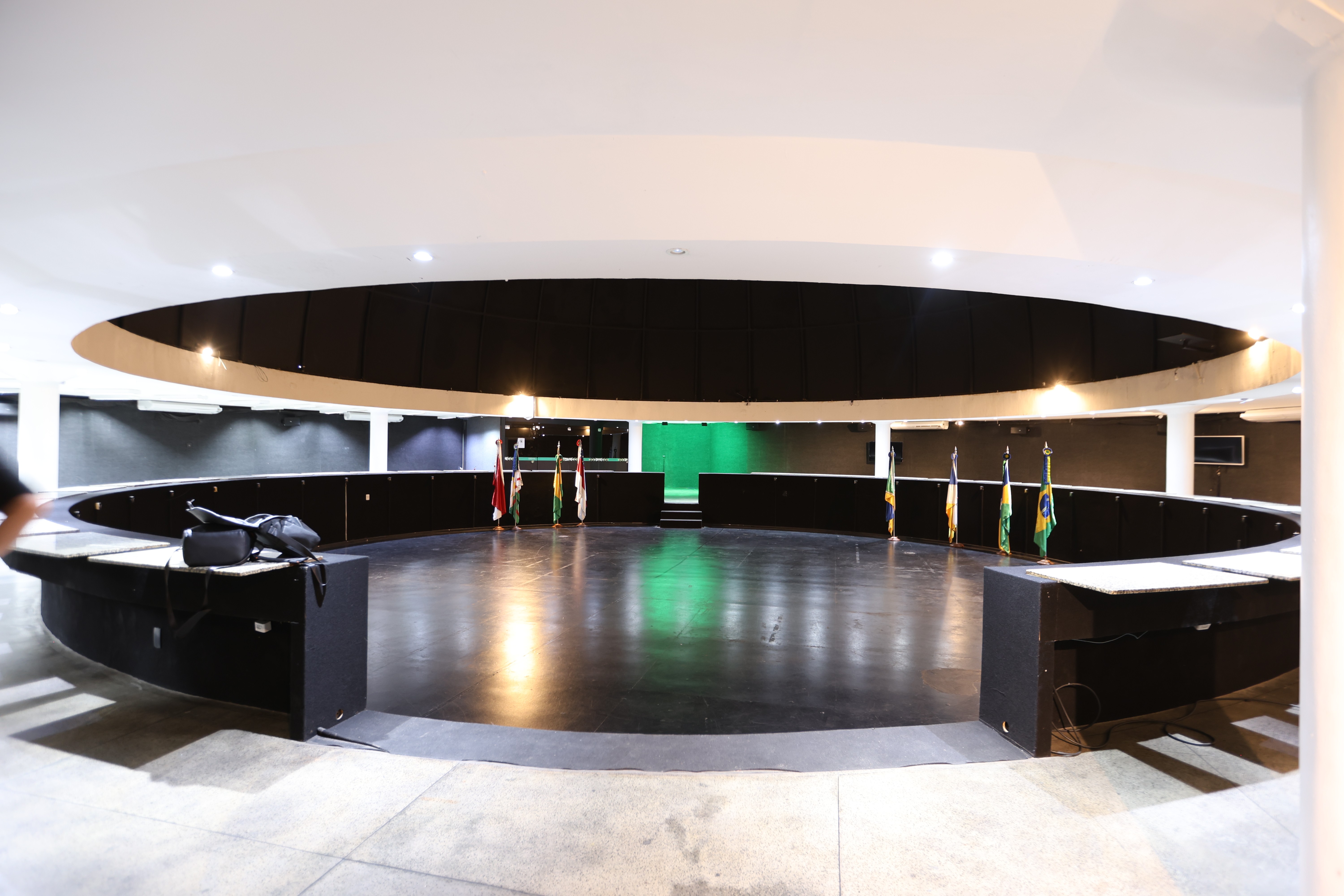 Alive Orbe leva festa eletrônica imersiva à cúpula subterrânea da 'Bola da Suframa' em Manaus