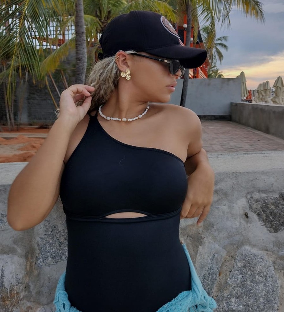 Annalice na praia um mês antes do parto — Foto: Arquivo pessoal