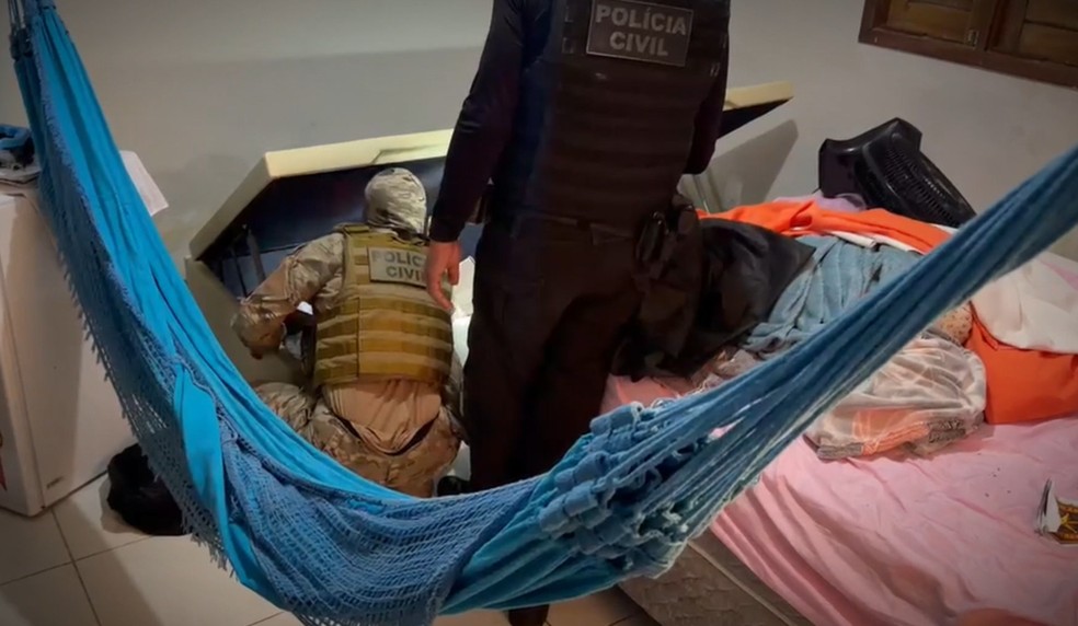 Civil cumpriu mandado judicial na casa de PM em Mossoró — Foto: Divulgação/Polícia Civil